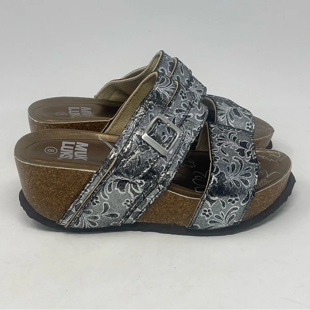 Muk Luks Emery Wedge Sandals Womens 8 Metallic Silver Floral Cork Slip On